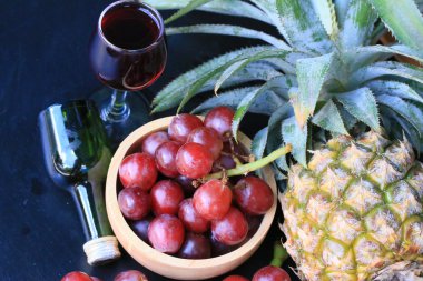 ananas ve üzüm şarap