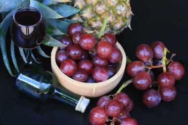 ananas ve üzüm şarap