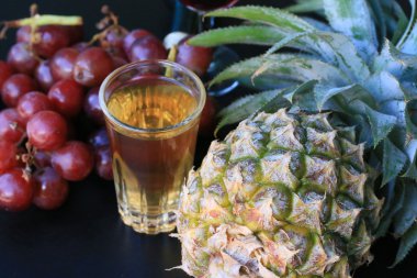 ananas ve üzüm şarap