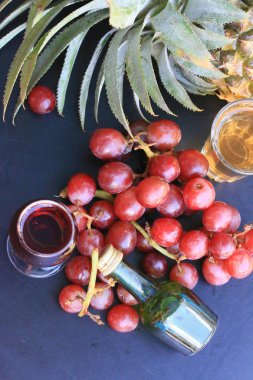 ananas ve üzüm şarap