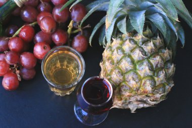 ananas ve üzüm şarap