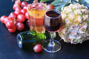 ananas ve üzüm şarap