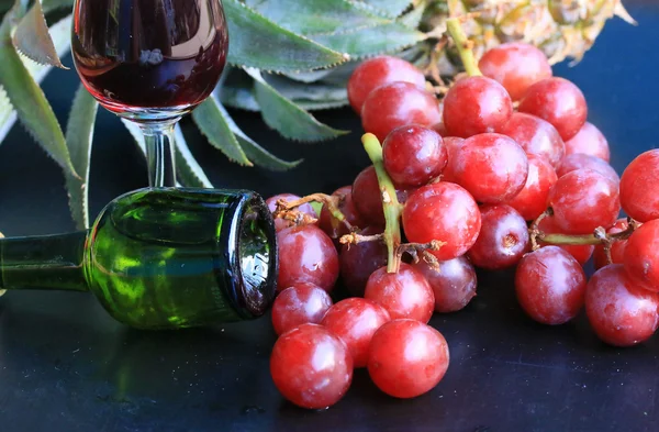 Abacaxi e vinho de uva — Fotografia de Stock