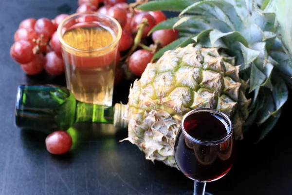 Ananas i winogron wino — Zdjęcie stockowe