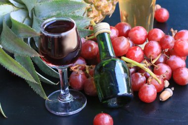 ananas ve üzüm şarap