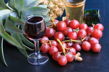 ananas ve üzüm şarap