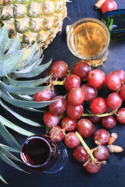ananas ve üzüm şarap