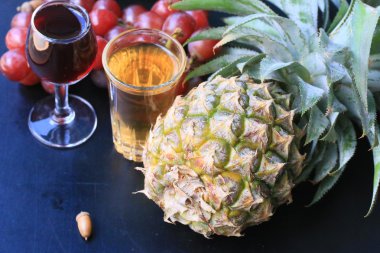 ananas ve üzüm şarap