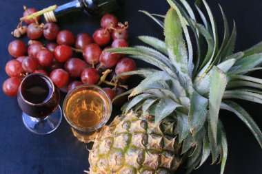 ananas ve üzüm şarap