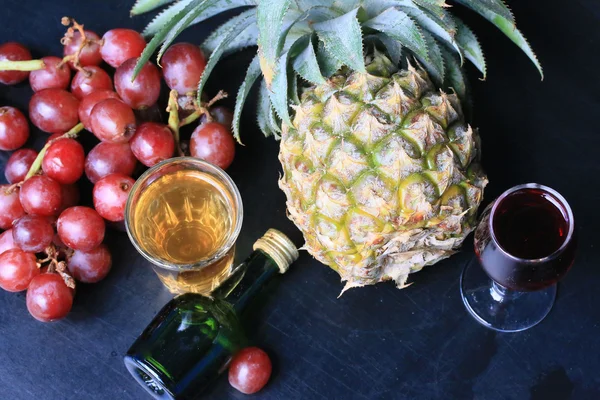 Pineapple and grape wine — Stock Photo, Image