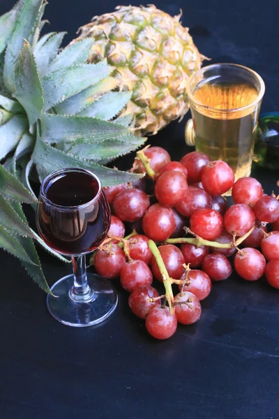 파인애플과 포도 와인 — 스톡 사진
