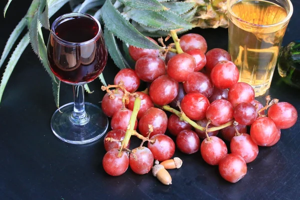 파인애플과 포도 와인 — 스톡 사진