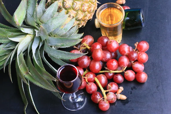 Ananas und Traubenwein — Stockfoto