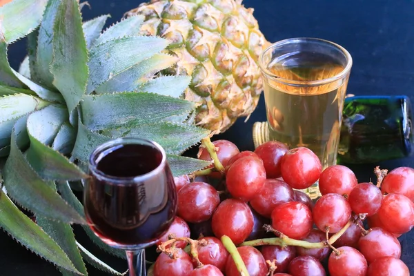 ananas ve üzüm şarap