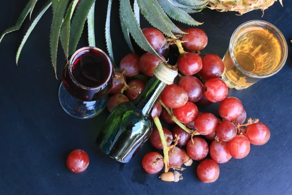 Ananas und Traubenwein — Stockfoto