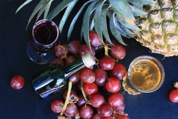 パイナップルやブドウのワイン — ストック写真