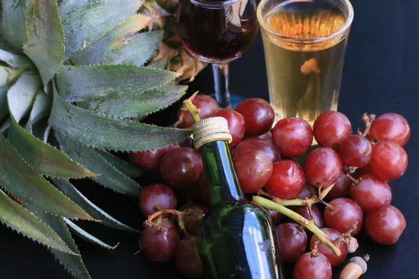 Abacaxi e vinho de uva — Fotografia de Stock