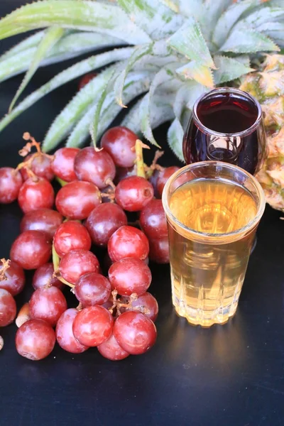 パイナップルやブドウのワイン — ストック写真