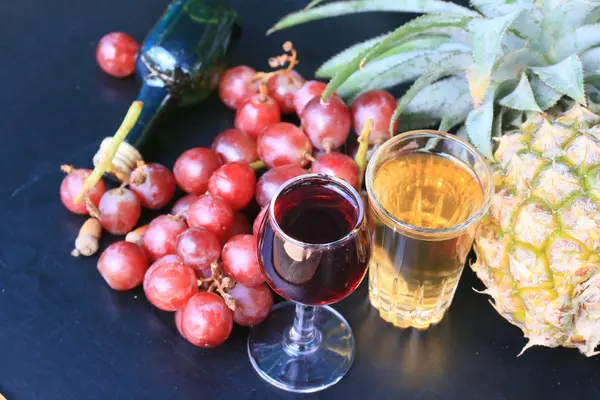 ananas ve üzüm şarap