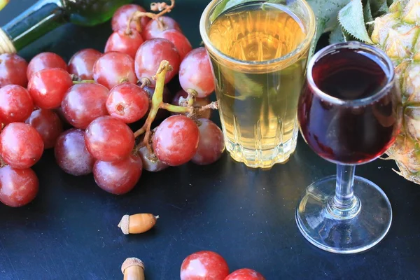 Ананас и виноградное вино — стоковое фото