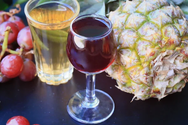 Ananas en druivenmost wijn — Stockfoto