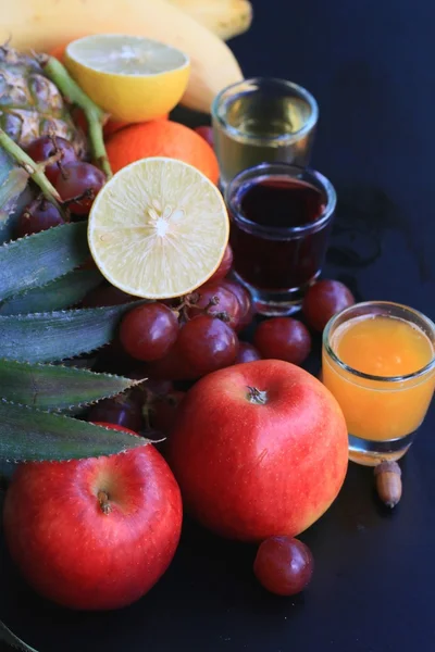 Misture frutas e suco — Fotografia de Stock