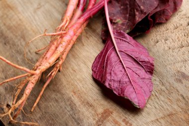 ahşap bir vintage üzerinde kırmızı ıspanak