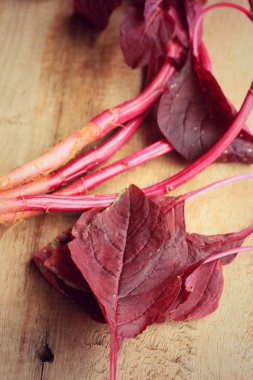 ahşap bir vintage üzerinde kırmızı ıspanak