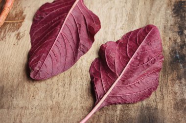 ahşap bir vintage üzerinde kırmızı ıspanak