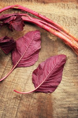 ahşap bir vintage üzerinde kırmızı ıspanak