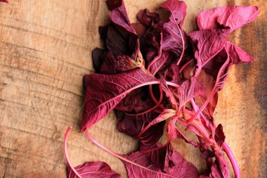 ahşap bir vintage üzerinde kırmızı ıspanak