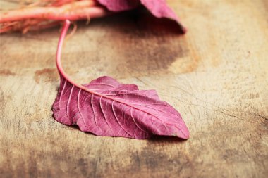 ahşap bir vintage üzerinde kırmızı ıspanak