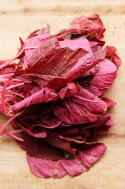 ahşap bir vintage üzerinde kırmızı ıspanak