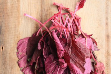 ahşap bir vintage üzerinde kırmızı ıspanak