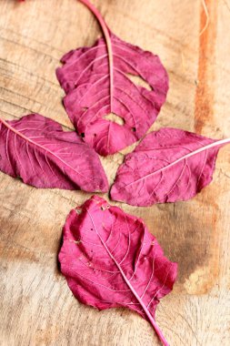 ahşap bir vintage üzerinde kırmızı ıspanak