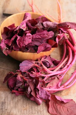 ahşap bir vintage üzerinde kırmızı ıspanak