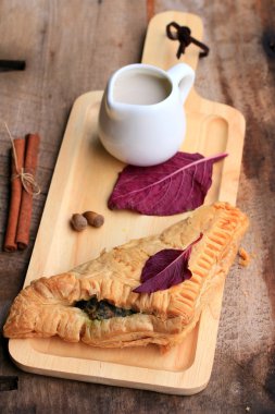 lezzetli puf ıspanak pasta ve soya sütü