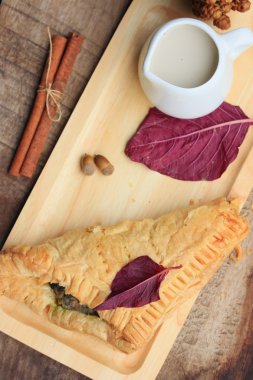 lezzetli puf ıspanak pasta ve soya sütü