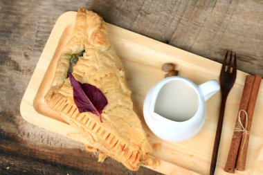 lezzetli puf ıspanak pasta ve soya sütü