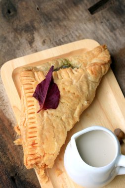 lezzetli puf ıspanak pasta ve soya sütü