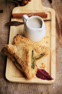 lezzetli puf ıspanak pasta ve soya sütü