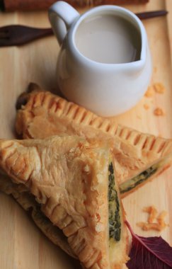 lezzetli puf ıspanak pasta ve soya sütü