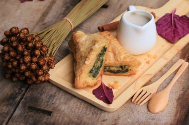 lezzetli puf ıspanak pasta ve soya sütü