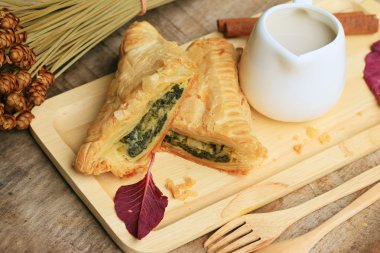 lezzetli puf ıspanak pasta ve soya sütü