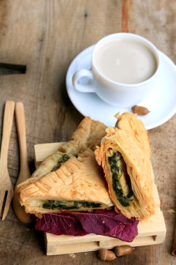 lezzetli puf ıspanak pasta ve soya sütü