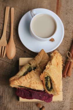 lezzetli puf ıspanak pasta ve soya sütü