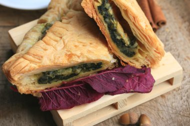 lezzetli puf ıspanak pasta ve soya sütü