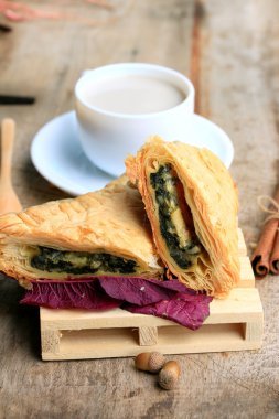 lezzetli puf ıspanak pasta ve soya sütü