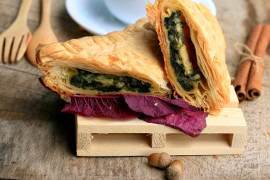 lezzetli puf ıspanak pasta ve soya sütü