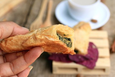 lezzetli puf ıspanak pasta ve soya sütü